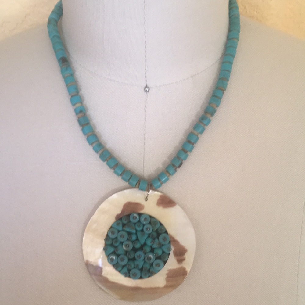 🌴💚Turquoise and shell costume necklace.